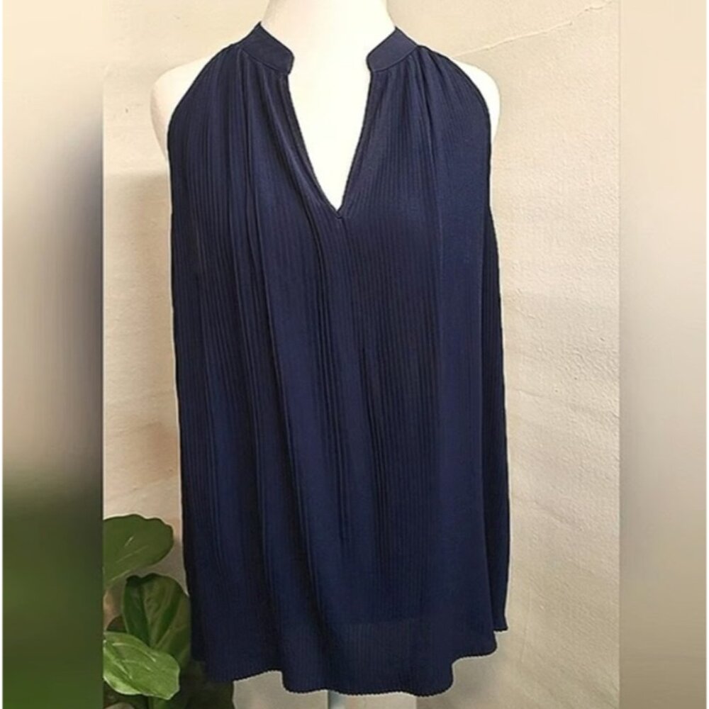 EUC Banana Republic Dark Navy Split Neck Sleeveless Pleated Top Sz M Lightweight